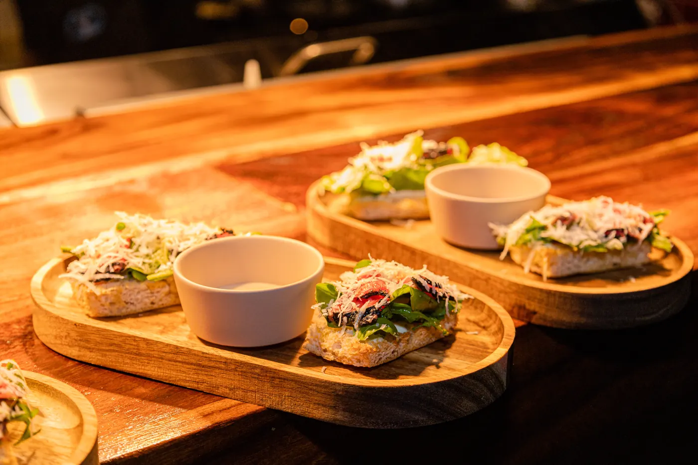 Platos servidos en barra de cocina
