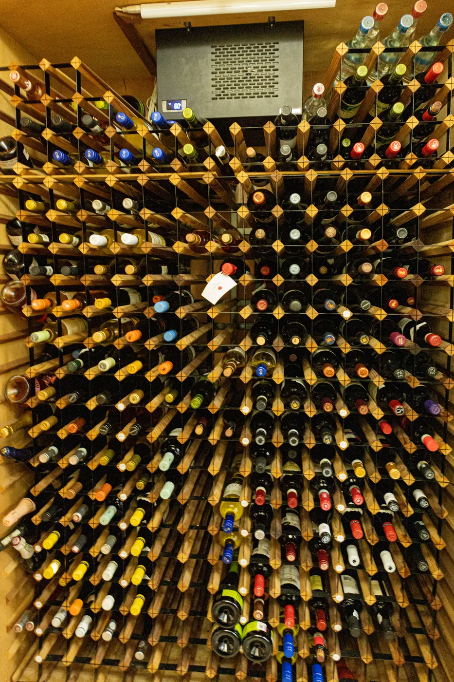 Cava con botellas de vino